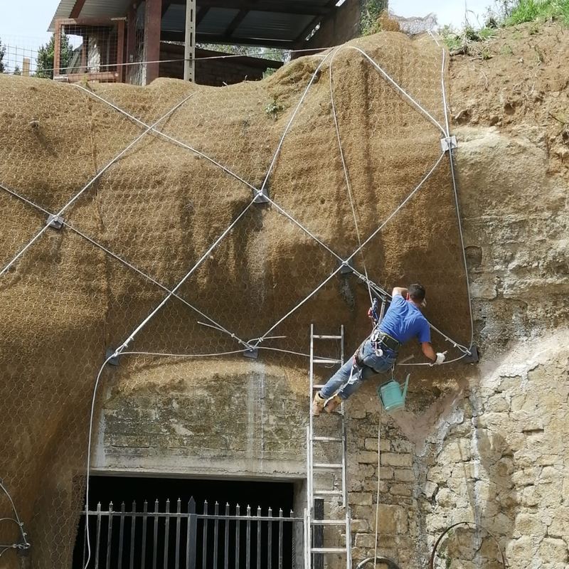 Posa di rete paramassi su scarpata